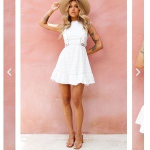 Selfie Leslie REIGN SLEEVELESS LACE-UP
BACK DRESS WHITE